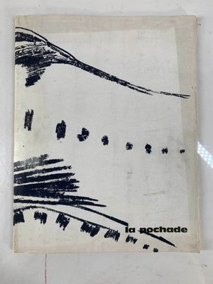 un vieux livre avec un dessin en noir et blanc