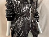 une photo d'un mannequin portant une veste noire ornée de paillettes