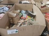 de nombreuses boîtes contenant des objets divers dans une pièce