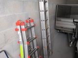 deux échelles appuyées contre un mur dans une pièce