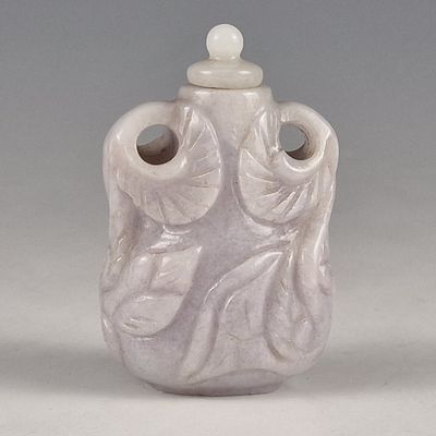 un vase blanc muni d'une anse
