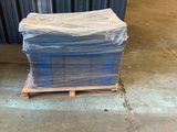 une palette remplie de palettes en bois dans un entrepôt