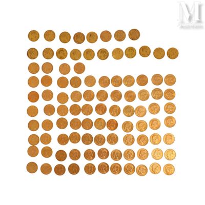gros plan d'un paquet de pièces de monnaie sur une surface blanche