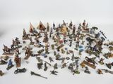 de nombreux petits soldats disposés sur une surface blanche