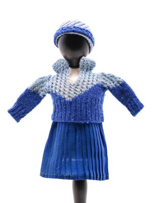 un mannequin vêtu d'une robe bleue et d'un chapeau