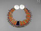 un collier composé de perles orange et bleues, avec deux perles blanches