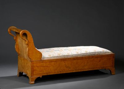 un banc en bois sur lequel est posé un coussin