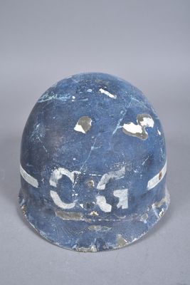 un casque bleu troué posé sur une table