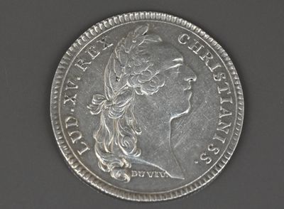 Gros plan sur une pièce d'argent portant une tête de femme