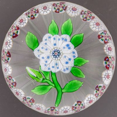 une plaque de verre sur laquelle est peinte une fleur