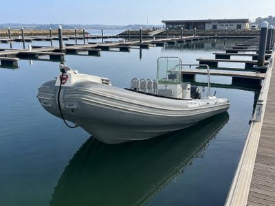 un bateau amarré au quai