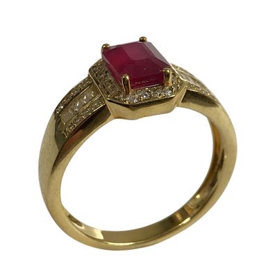 une image montrant un gros plan d'une bague sertie d'un rubis