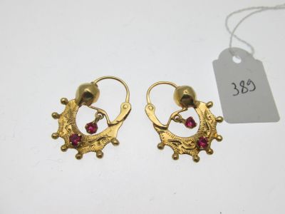 deux paires de boucles d'oreilles en or ornées de grenats