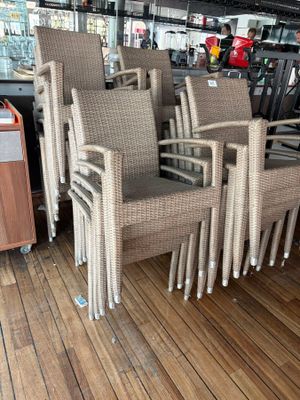 beaucoup de chaises posées sur un parquet