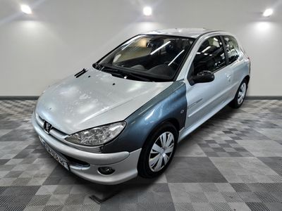 la photo d'une voiture argentée garée dans un garage