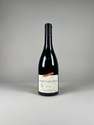 la bouteille de vin rouge est posée sur la table
