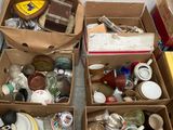 deux cartons d'objets hétéroclites posés sur le sol