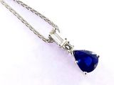 un gros plan d'un collier orné d'une pierre bleue en forme de larme