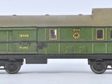 un wagon vert sur les rails, sur fond blanc