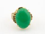 une photo d'une bague en jade vert et diamants sur fond blanc