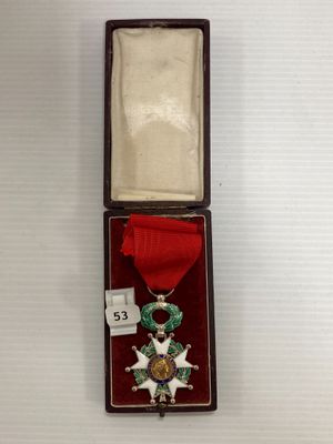 l'image d'une médaille dans une boîte entourée d'un ruban