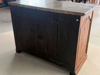 Buffet de chasse en bois naturel mouluré et sculpté. (photo 5)