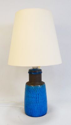 un vase bleu orné d'un motif blanc