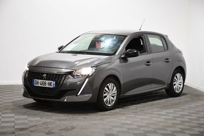 la voiture grise est garée sur le sol à carreaux d'une pièce