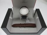 une montre dans son coffret, avec un bracelet en cuir
