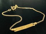 une photo d'un collier plaqué or muni d'une barre