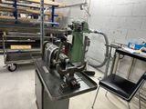 une machine posée sur une table dans une pièce