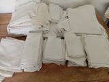 une pile de serviettes blanches pliées posée sur une table en bois