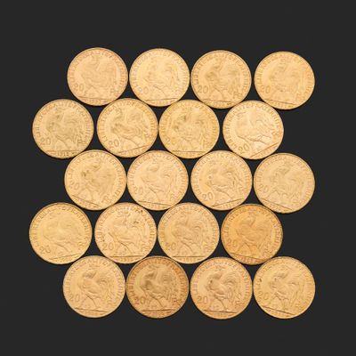 un gros plan sur un tas de pièces d'or sur fond noir