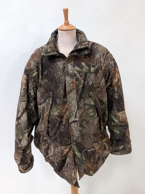 un gros plan d'une veste de camouflage posée sur un mannequin