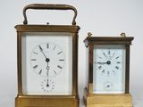 deux horloges placées l'une à côté de l'autre sur une table