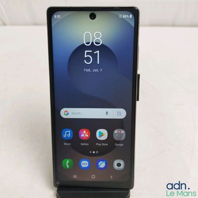 un gros plan sur l'arrière d'un Samsung Note 9 noir