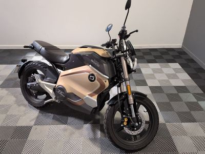 une moto garée sur un sol en damier