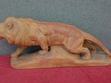 une image représentant une statue de lion sur un fond rouge