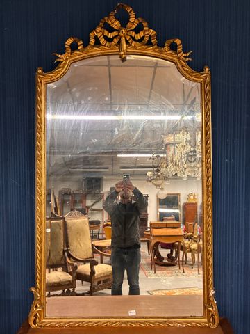 Miroir cadre doré en bois et stuc, de style Louis XVI, décor au n...