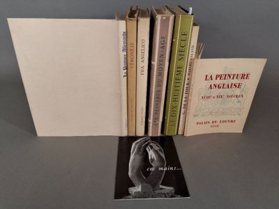 plusieurs livres sont empilés sur une table