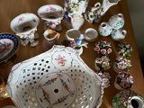 une table sur laquelle sont posés de nombreux vases et autres objets