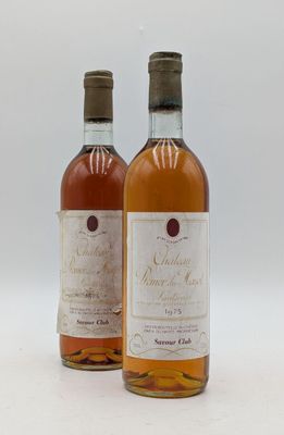 deux bouteilles de vin posées l'une à côté de l'autre sur une surface blanche