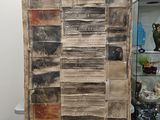 un gros morceau de bois transformé en mur
