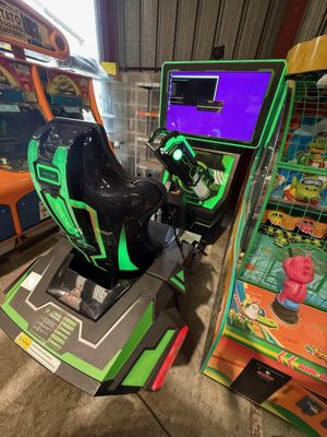 une console de jeux vidéo et une machine à jeux dans un garage