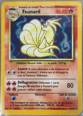 gros plan d'une carte pokemon sur une table