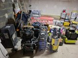 beaucoup d'outils et de matériel dans une pièce