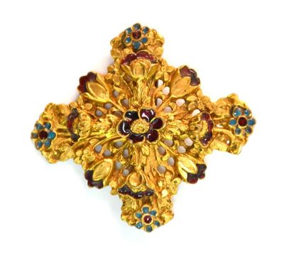 une photo d'une broche en forme de croix en or ornée de pierres multicolores