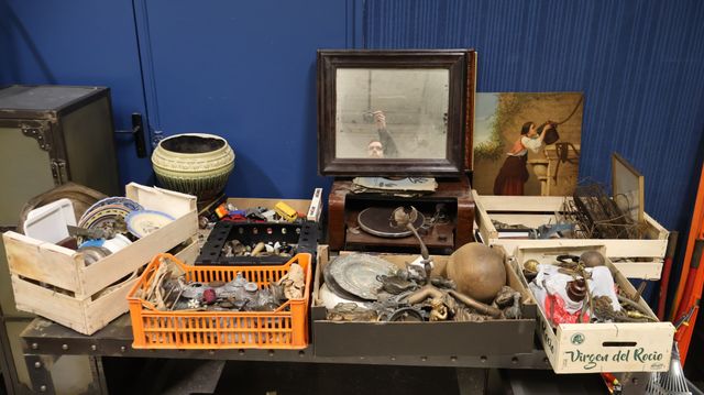 Lot comprenant, une cagette de voitures miniatures, un phonograph...
