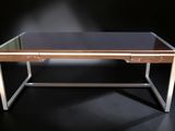 une image représentant un bureau avec un plateau en verre sur fond noir