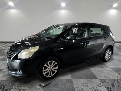 la photo d'une petite voiture noire garée dans un garage
